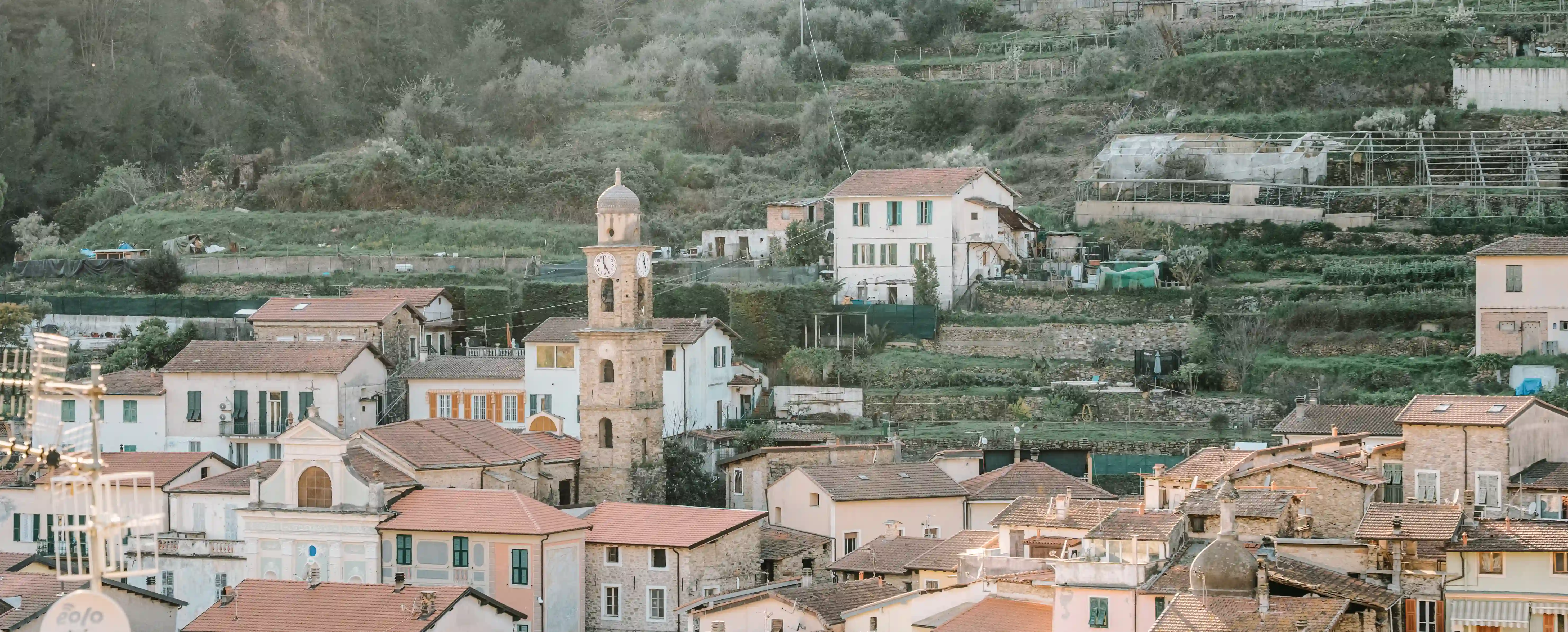 Passeggiate a Soldano: il sentiero tra le vigne e i panorami del Verbone
